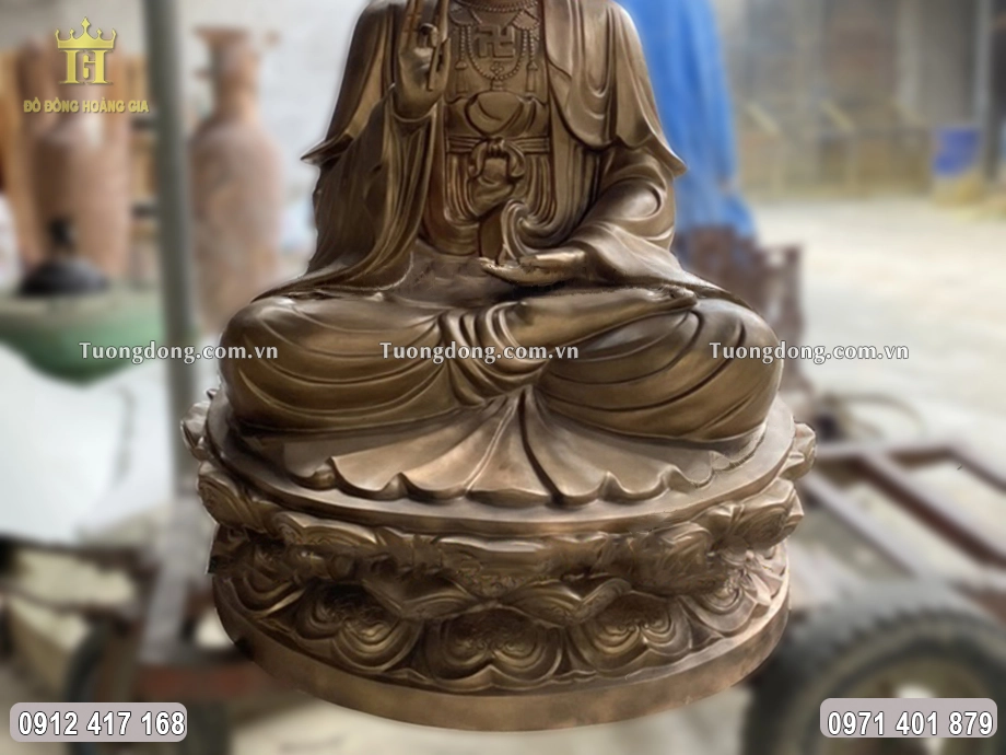 Ngài ngồi theo thế kiết già trên đài sen